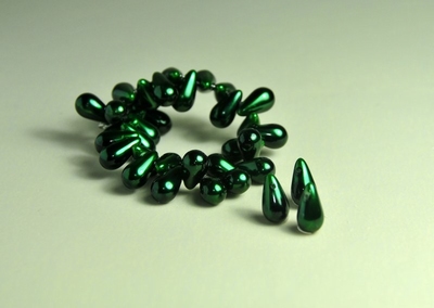 5010079  15 X Glasparel druppel donker groen 12mm.