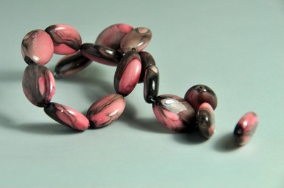 5020084 10 X Glaskraal  roze/grijs 16x11mm