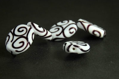 5020180 1 X Glaskraal handgemaakt zwart/wit 20x14mm