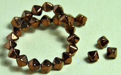 5030194 25 X Glaskraal achthoekig brons 6mm